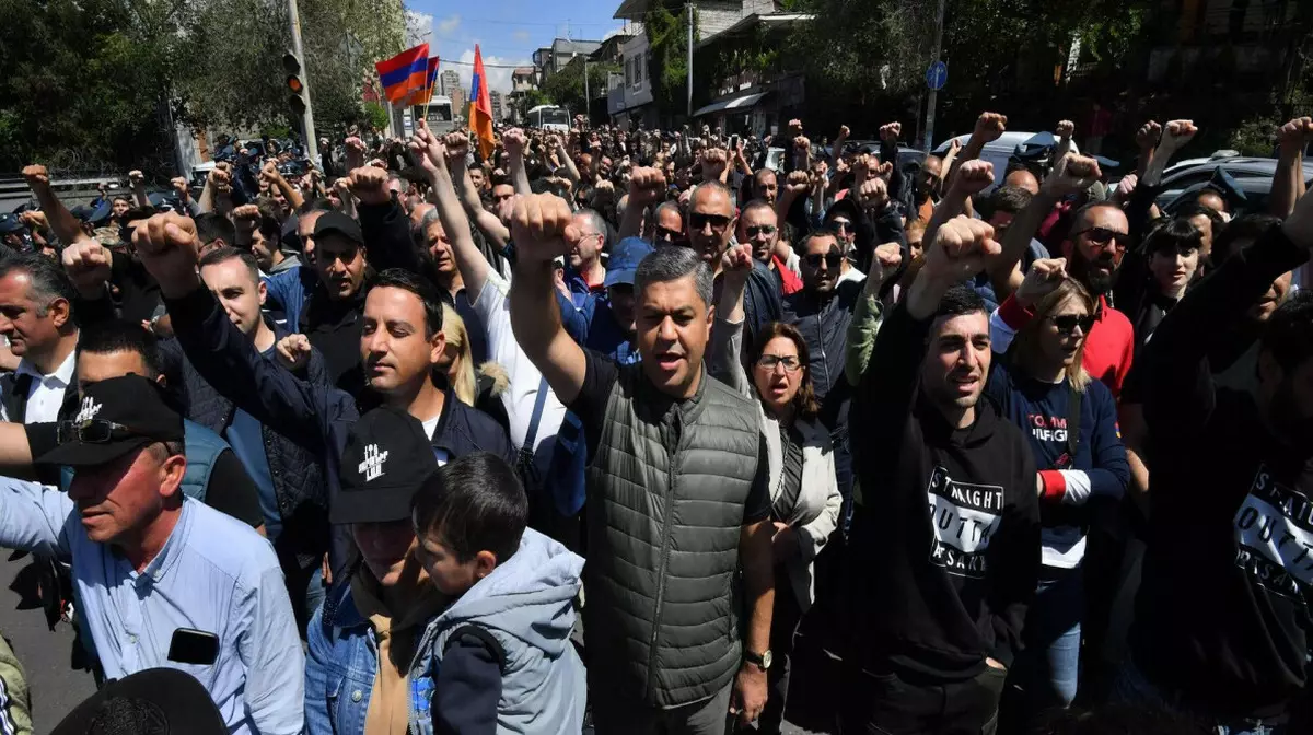 В Ереване студенты вышли на митинг, требуя перемен. ВИДЕО