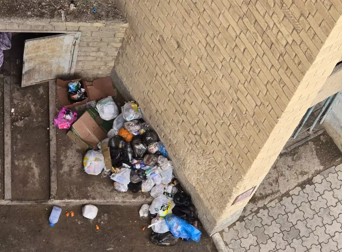 Заварили мусоропровод: жители одной из многоэтажек в Актау устроили мусорный бунт