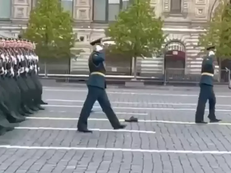 Участник парада Победы на Красной площади потерял ботинок и пошел дальше. ВИДЕО