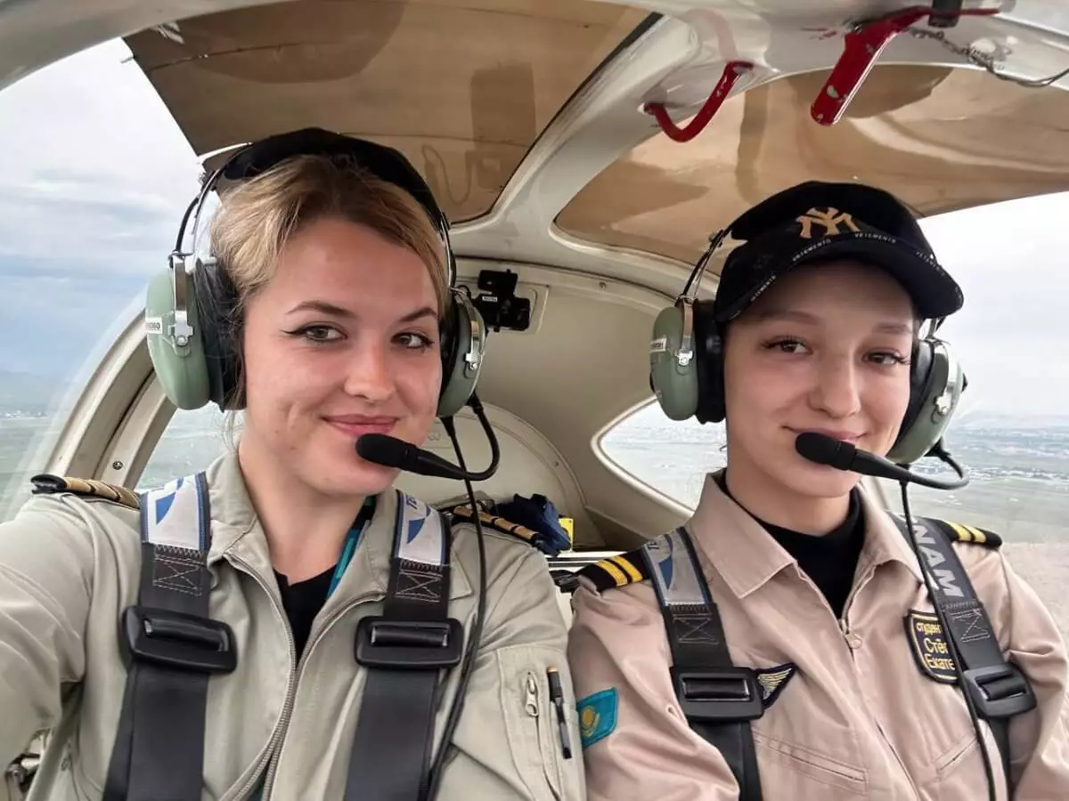 В Таразе впервые женский экипаж Академии гражданской авиации совершил полет