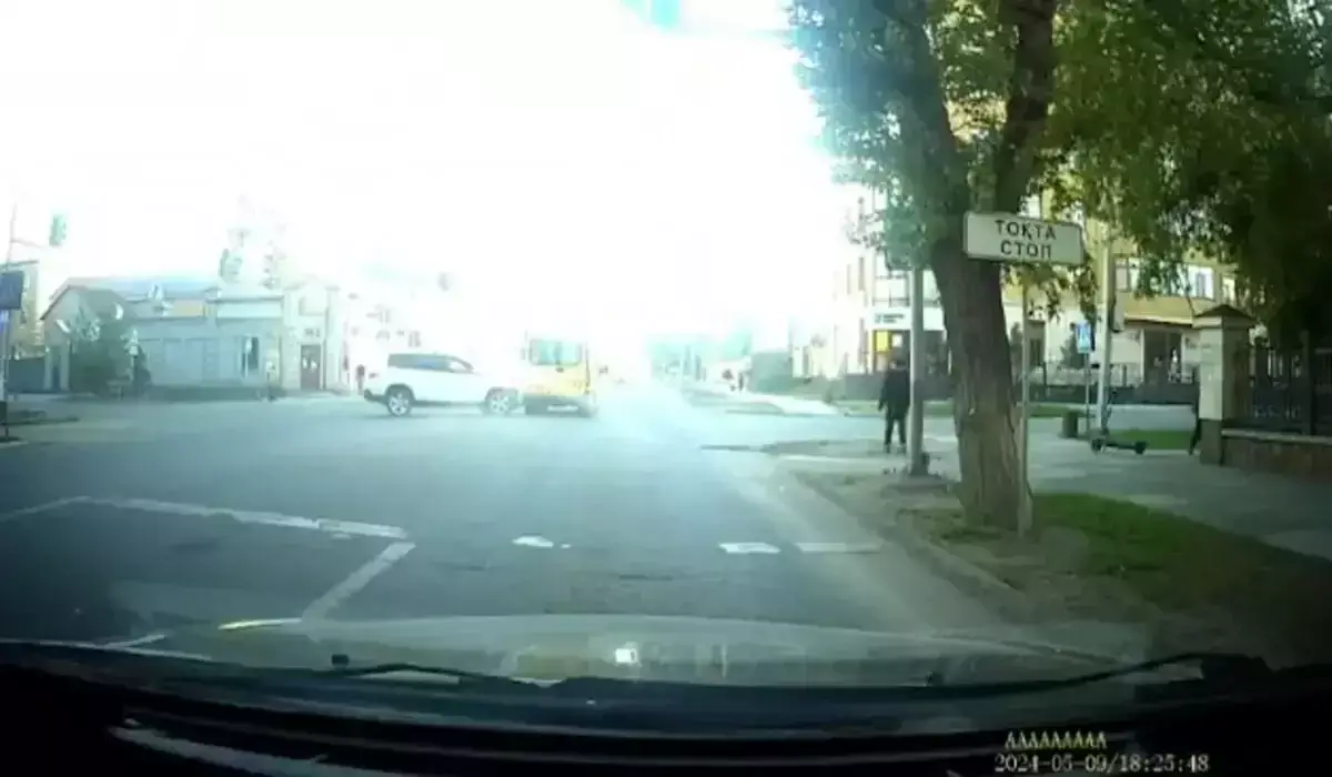 Крупное ДТП в Семее: машина скорой помощи столкнулась с тремя авто