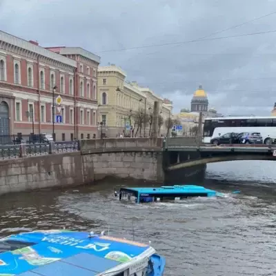 Автобус с пассажирами упал в реку в Санкт-Петербурге, есть погибшие