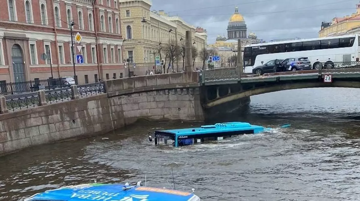 Автобус с пассажирами рухнул в реку в центре Петербурга
