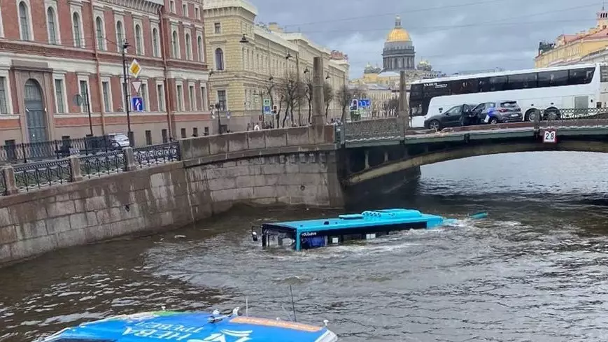Полный пассажиров автобус упал с моста и утонул в реке в Санкт-Петербурге