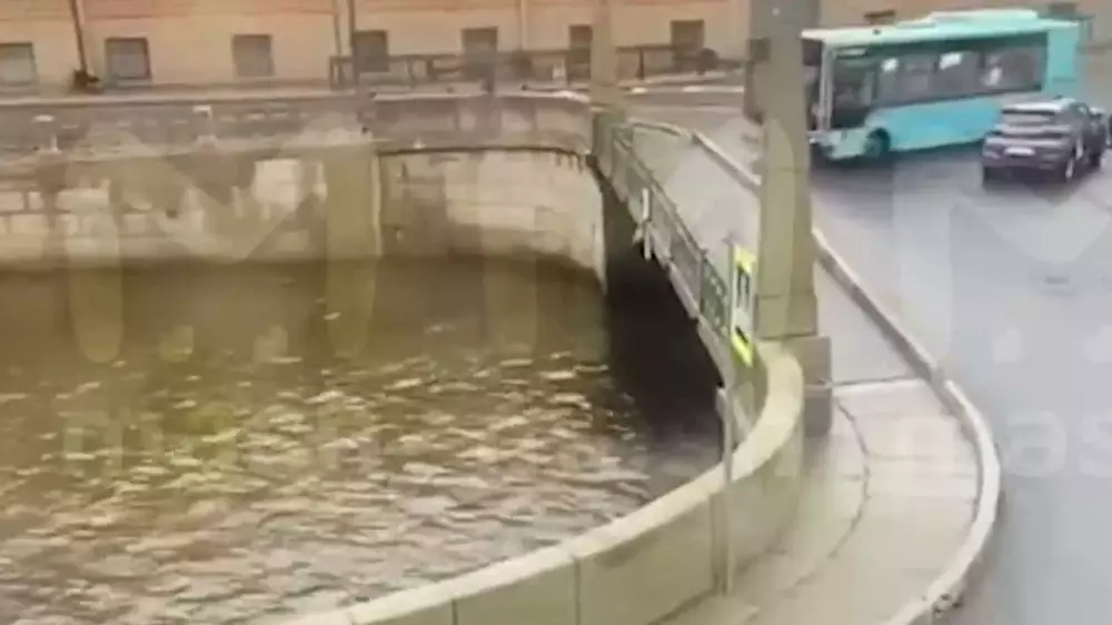 Автобус с пассажирами упал в реку и полностью ушел под воду в России