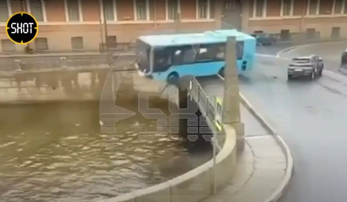 Автобус с пассажирами рухнул с моста и затонул в реке (ВИДЕО)