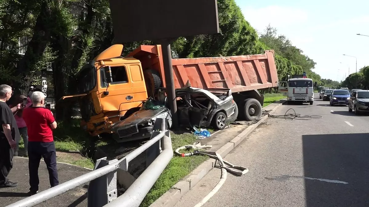 "Родился в рубашке": водителя зажало между грузовиком и опорой билборда
