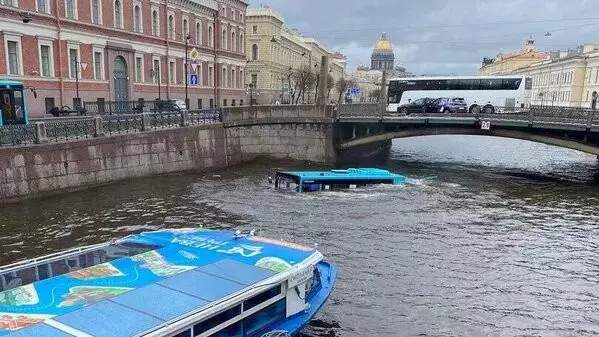 Автобус с пассажирами упал с моста в Петербурге