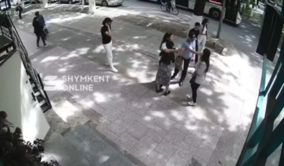 Напавшего на девушек полицейского наказали в Шымкенте (ВИДЕО)