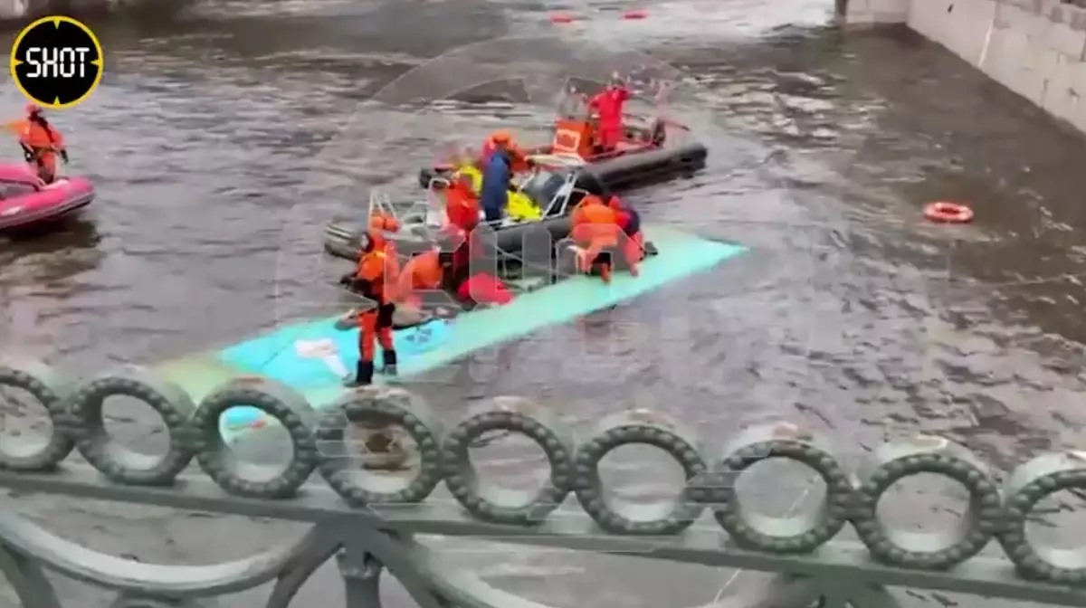 Автобус рухнул в реку в Петербурге: спасатели извлекли всех пассажиров. ВИДЕО