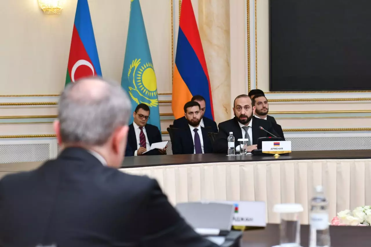 Власти Азербайджана и Армении прибыли в Дом дружбы Алматы на переговоры
