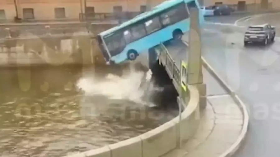 Ресейде жолаушылар мінген автобус өзенге құлады