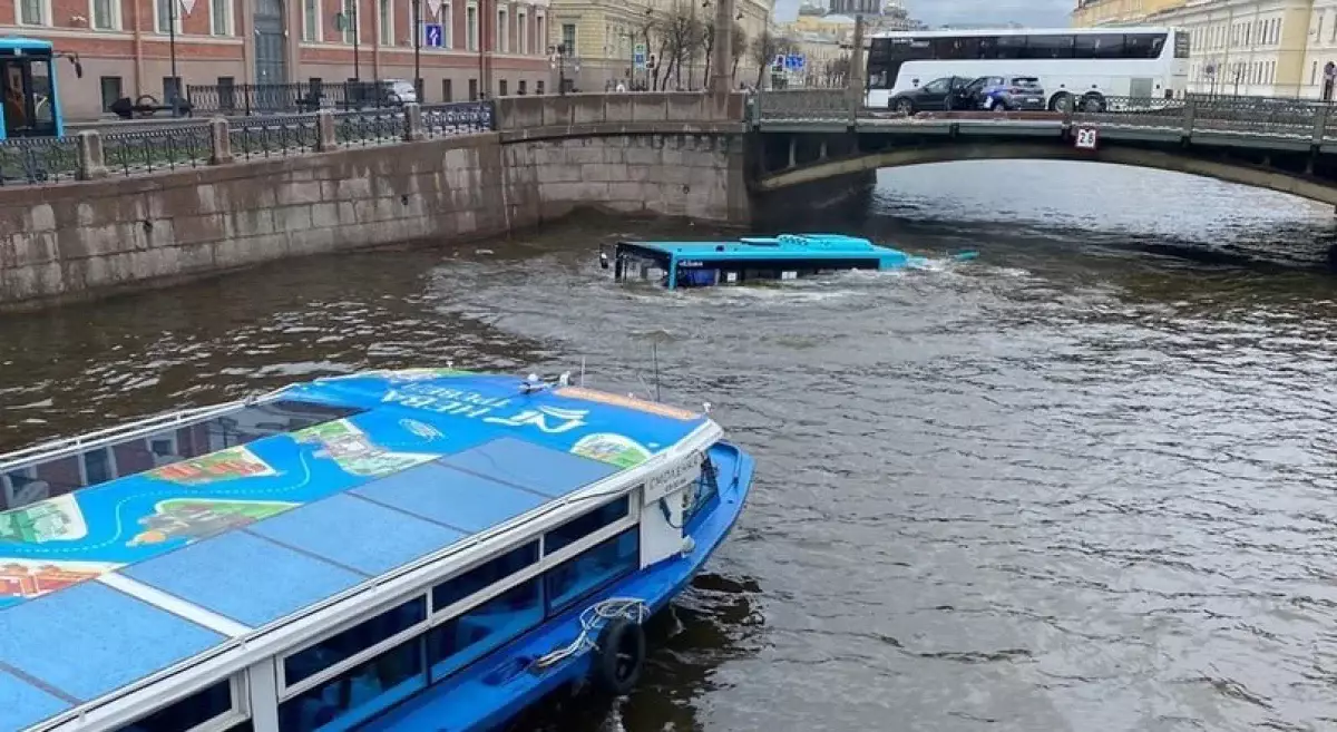 Автобус с людьми упал в реку в Санкт-Петербурге, погибли 4 человека