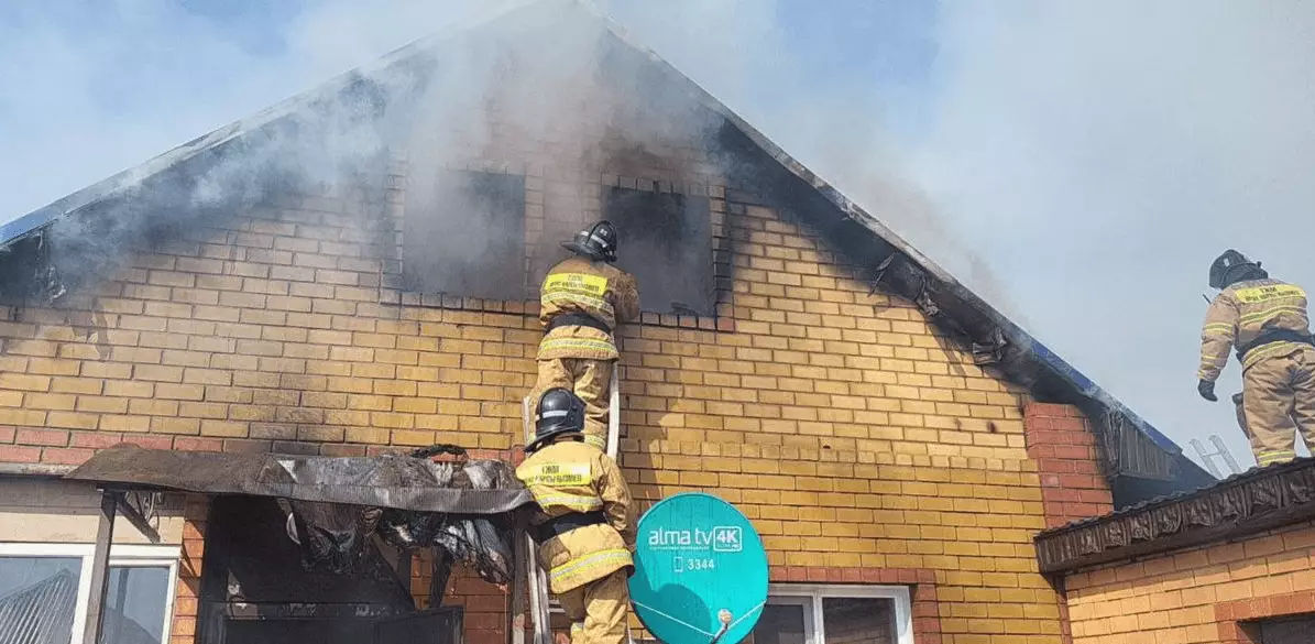 Кровля частного жилого дома горела в Акмолинской области