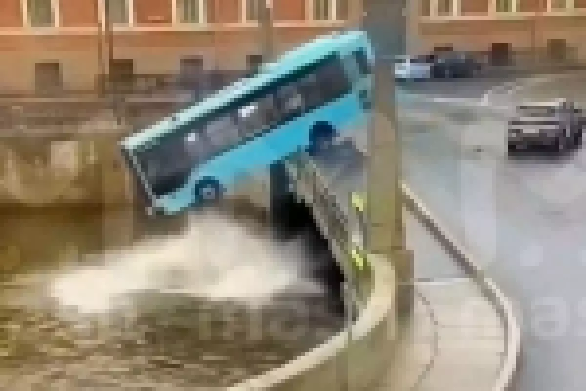 Қаза тапқандар бар: Ресейде жолаушылар мінген автобус өзенге құлап кетті (ВИДЕО)