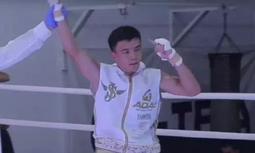 Непобежденный казахстанский боксер сразится с экс-чемпионом WBC. Есть дата и место боя