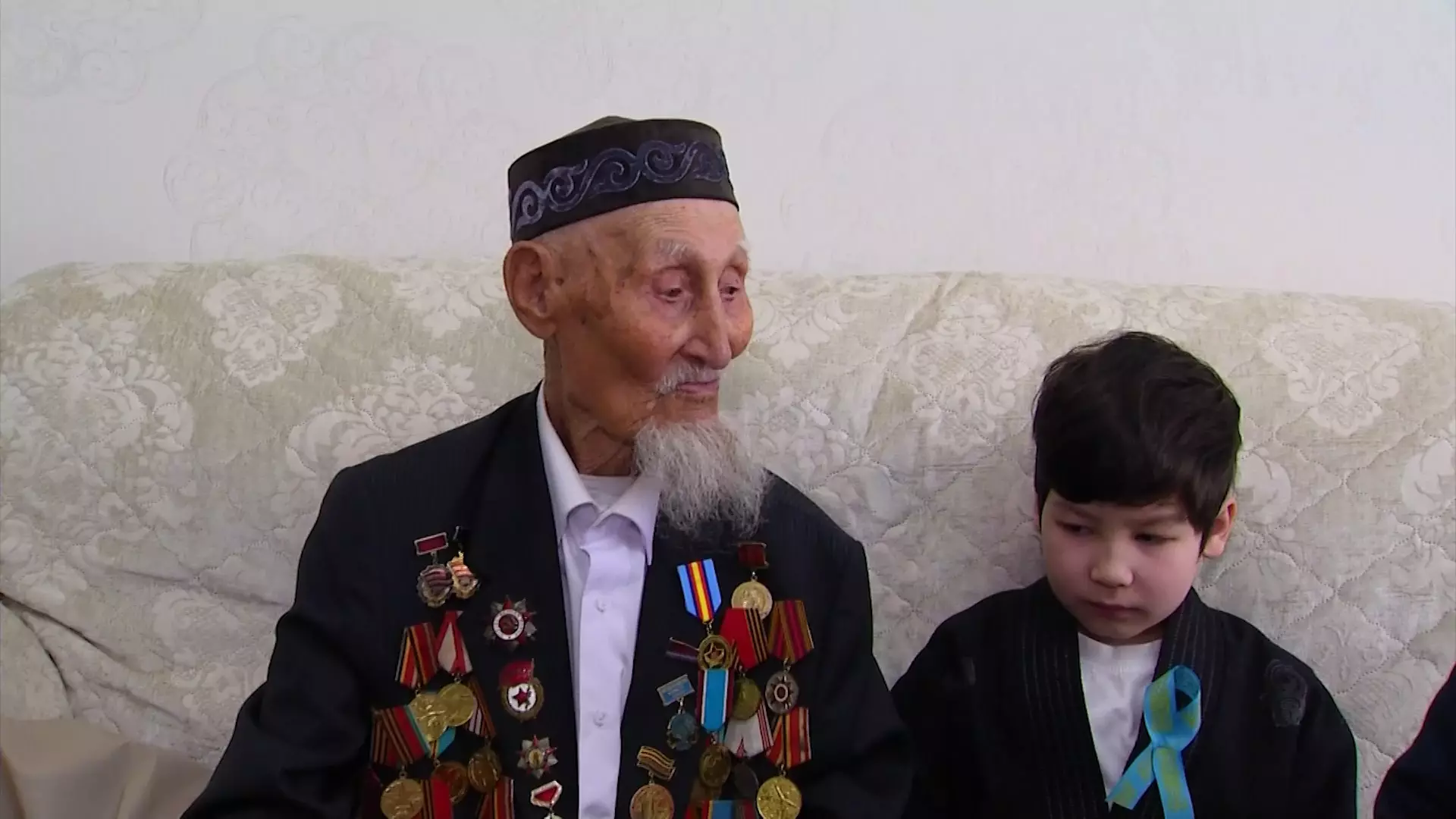 99-летнего ветерана ВОВ в Астане поздравили члены партии «AMANAT»