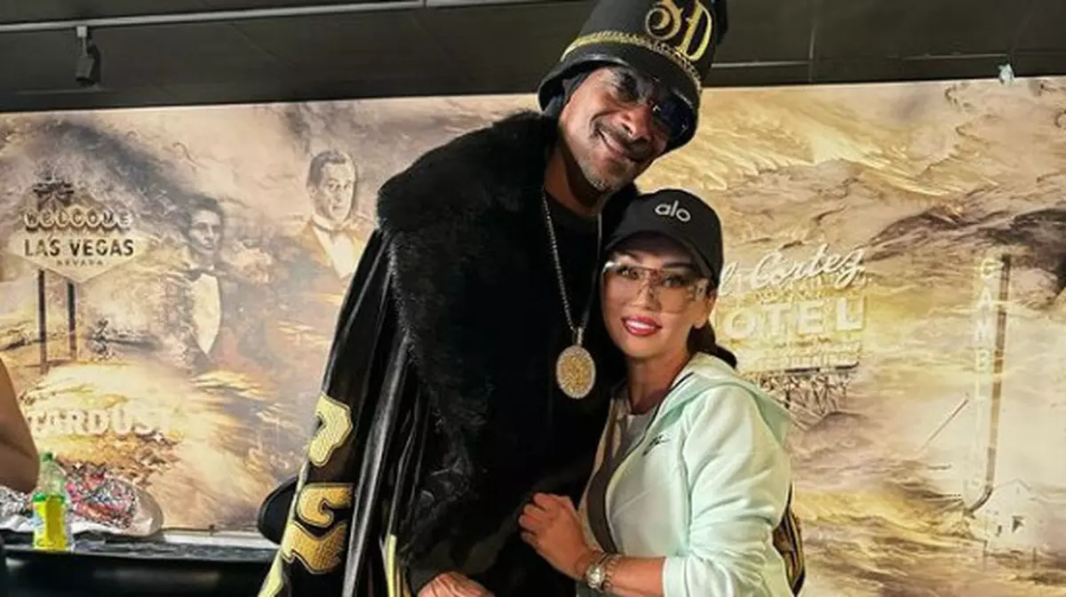 На рэпера Snoop Dogg одели казахский шапан