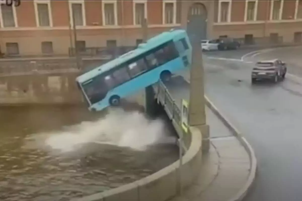 Уроженец Казахстана помогал спасать людей из упавшего в Мойку автобуса в Петербурге (ВИДЕО)