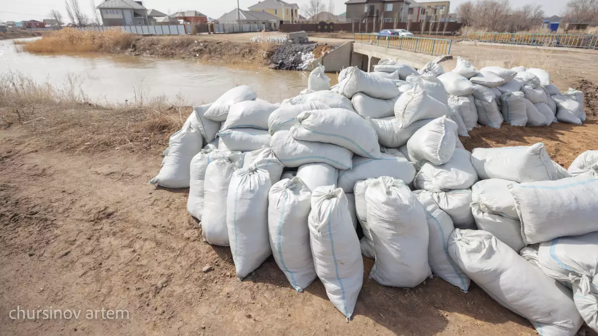 В связи с подъемом воды на реке Жайык продолжаются берегоукрепительные работы
