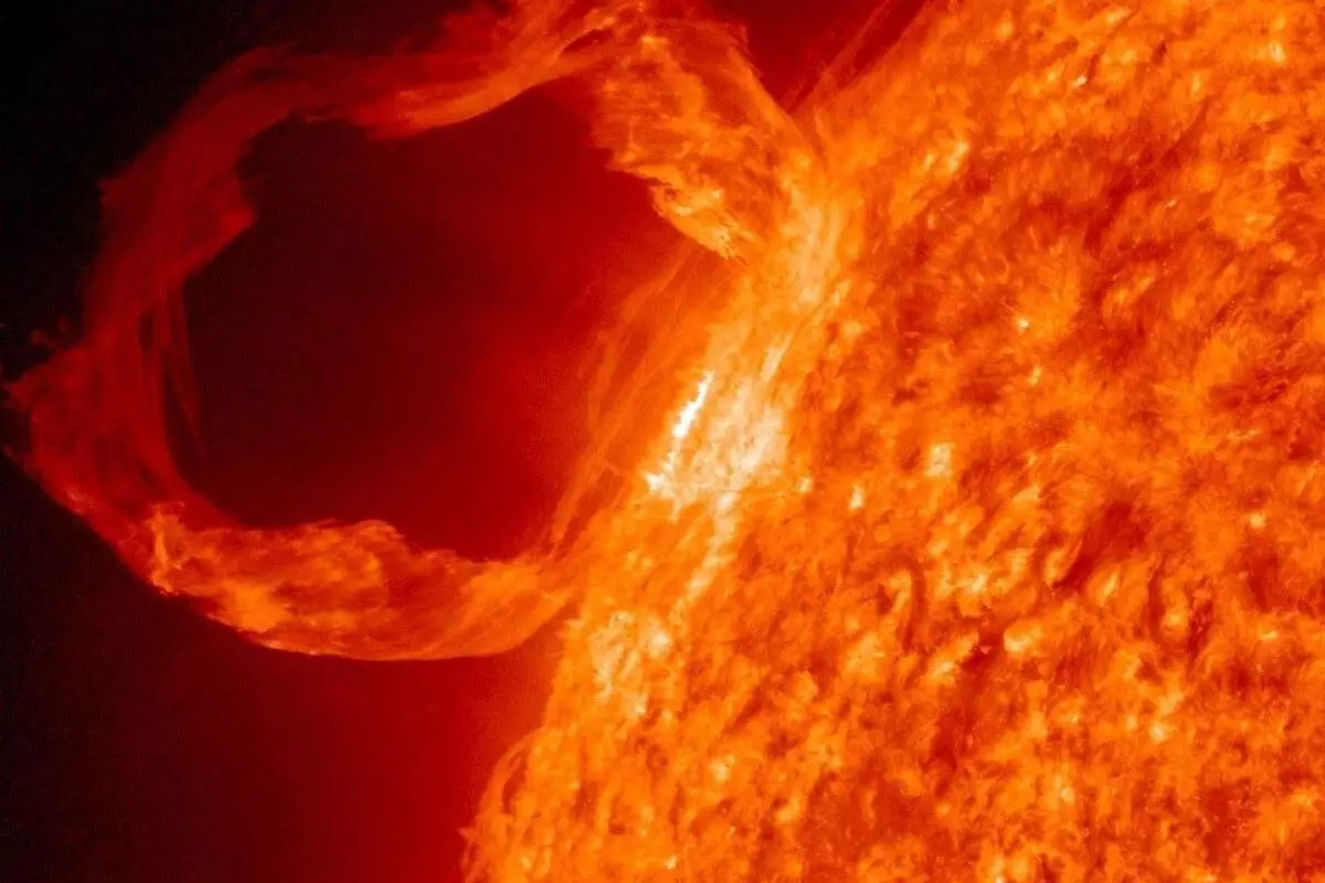 После сильнейших вспышек на Солнце мощная магнитная буря бушует на Земле