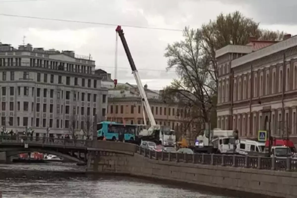 Уроженец Казахстана спасал людей из упавшего в Мойку автобуса в Санкт-Петербурге