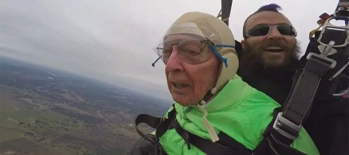 106 летний мужчина прыгнул с парашюта, установив мировой рекорд