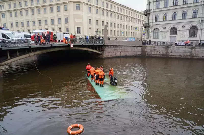 Автобус упал с моста в реку в Санкт-Петербурге: погибла уроженка Казахстана