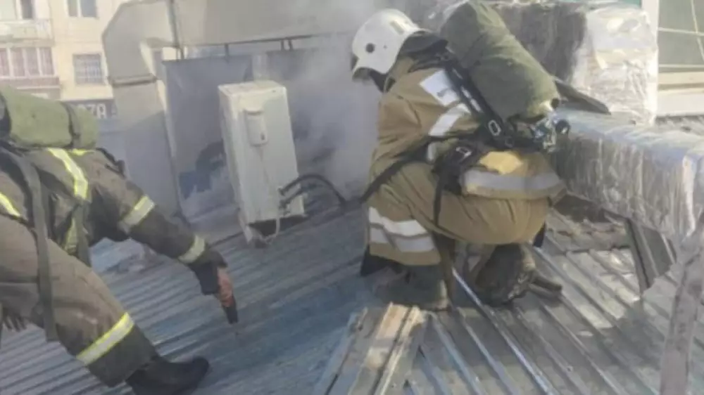 14 человек эвакуировали во время пожара в Кызылорде