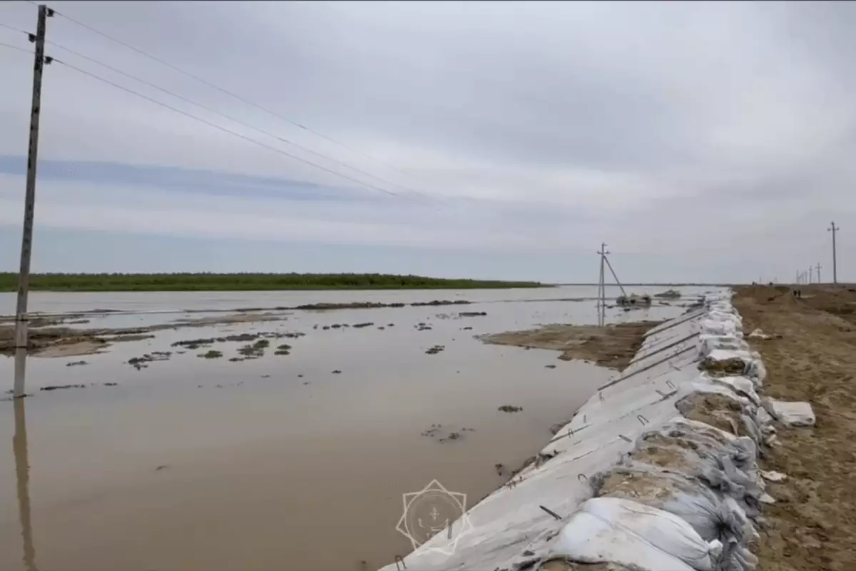 Четвертые сутки защитные дамбы сдерживают большую воду в Атырауской области (ВИДЕО)