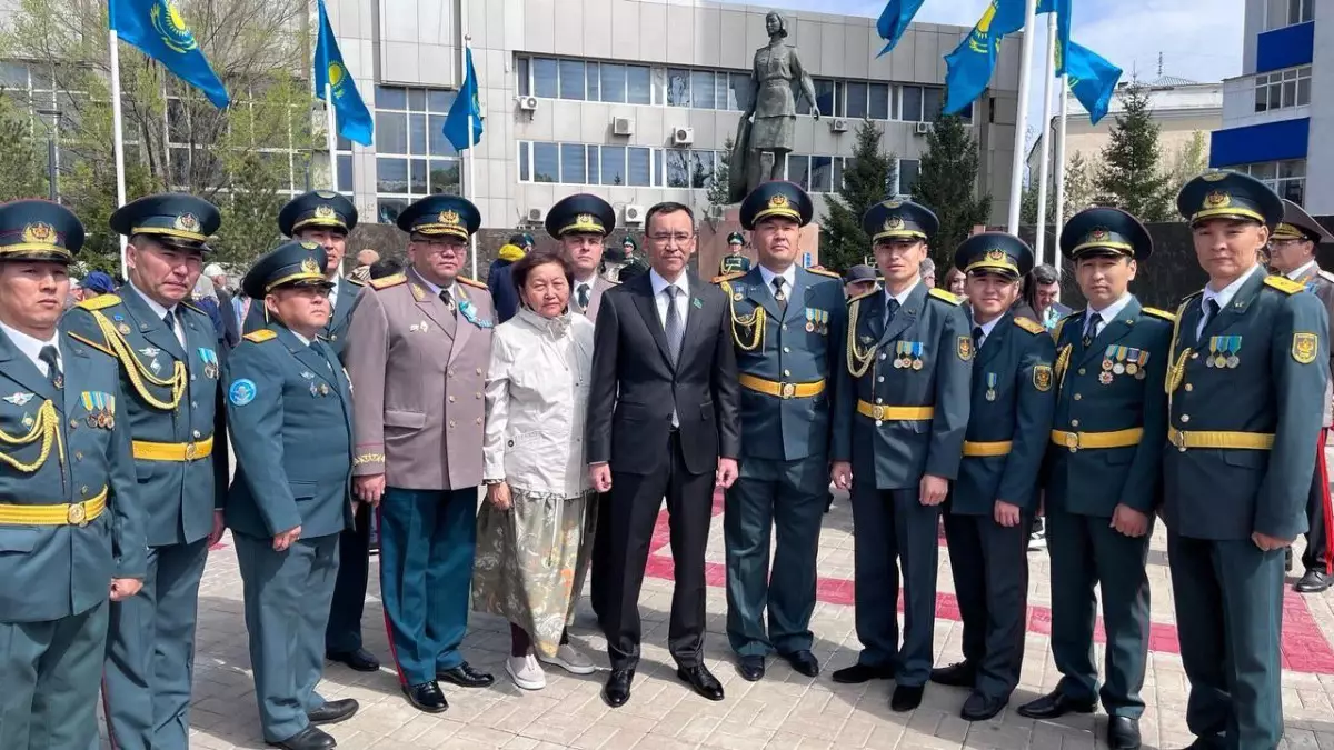 Военнослужащие теробороны возложили цветы к памятнику Алие Молдагуловой