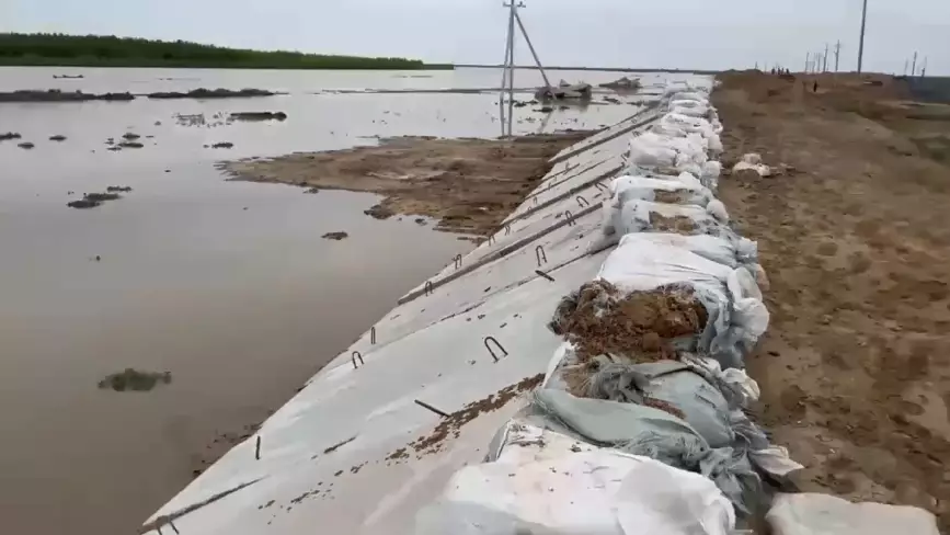 Четвёртые сутки защитные дамбы сдерживают "большую воду" в Атырауской области