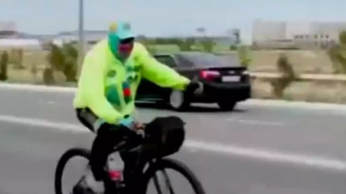Қазақстандық зейнеткер Парижге велосипедпен аттанды