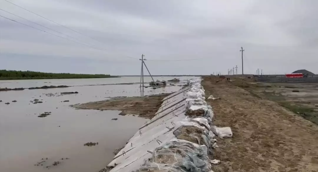Как дамбы сдерживают разлив Урала, показали спасатели