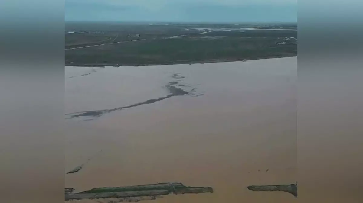 Уже четверо суток дамбы сдерживают "большую воду" в Атырауской области