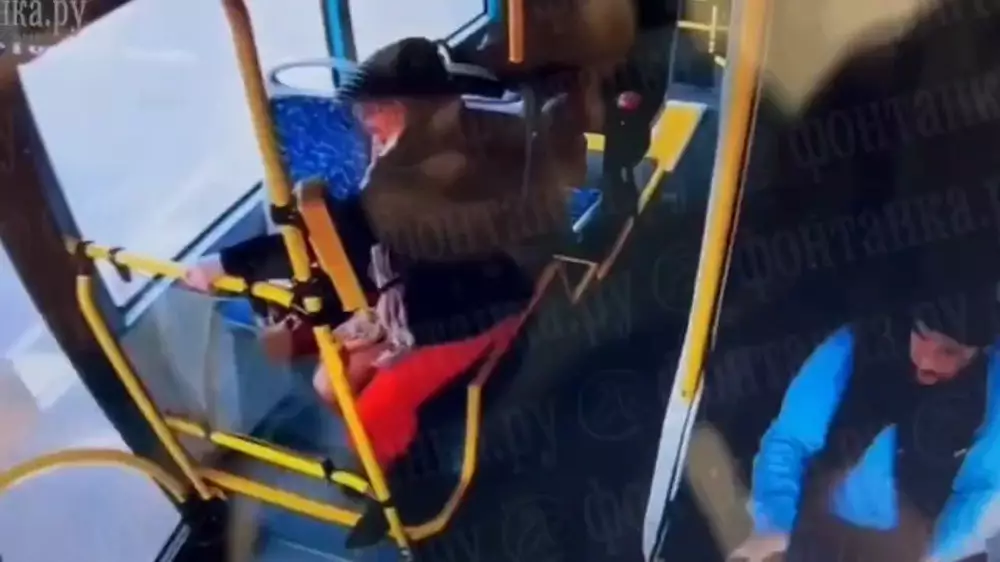 Появились новые кадры падения автобуса в Санкт-Петербурге