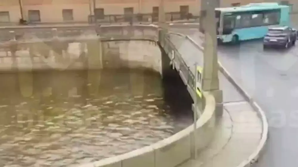 Уроженец Казахстана пришел на помощь пассажирам автобуса, утонувшего в Санкт-Петербурге