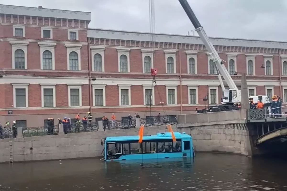 Уроженка Казахстана погибла в упавшем в реку автобусе в Петербурге (ВИДЕО)