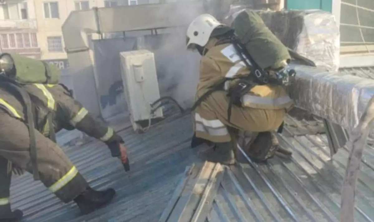 14 человек эвакуировали во время пожара в Кызылорде