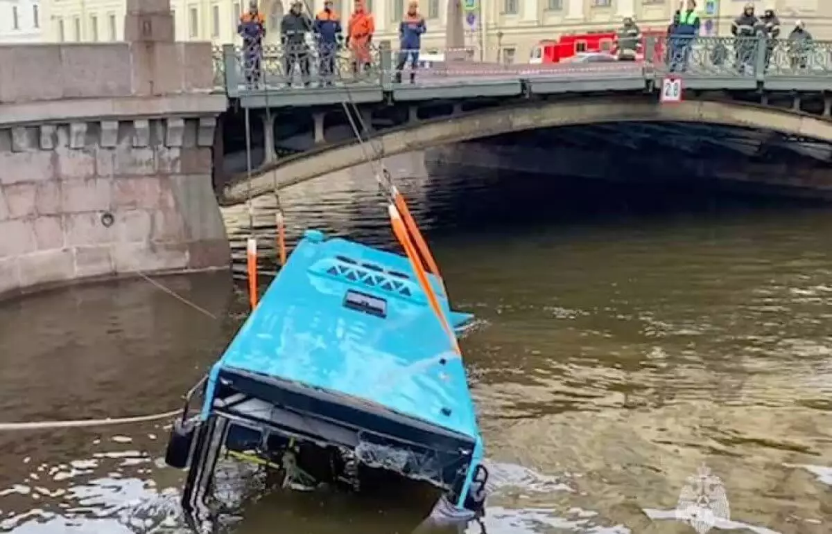 Казахстанец принял участие в спасении пассажиров автобуса, упавшего в реку в Санкт-Петербурге