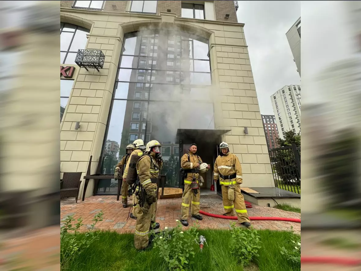 Пожарные не дали огню полностью разрушить кафе в Алматы
