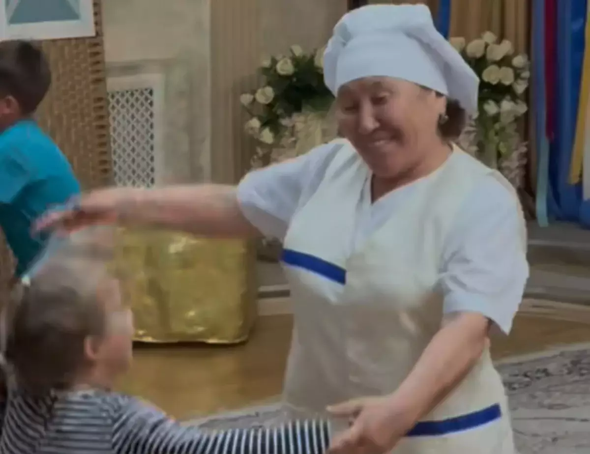 Танец повара и воспитанницы детского дома растрогал пользователей Сети