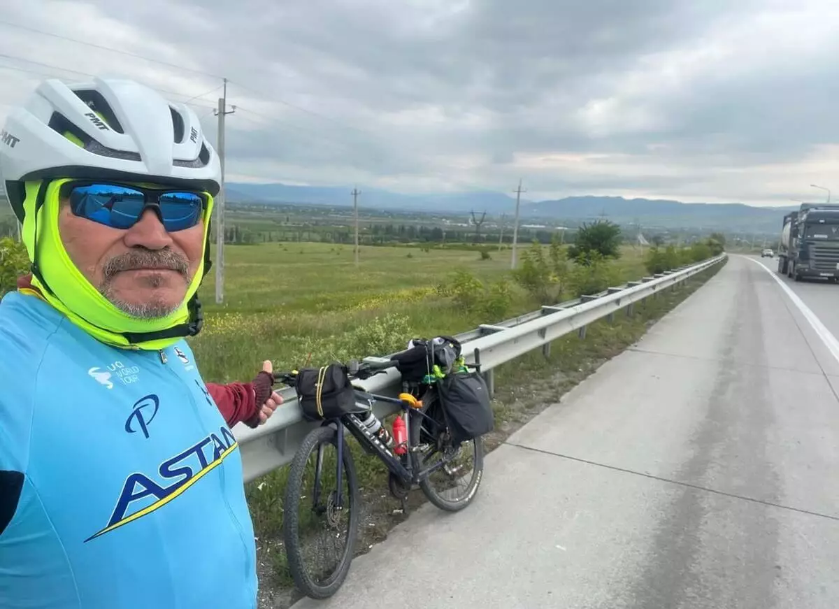На Олимпиаду в Париж: пенсионер на велосипеде доехал до Грузии