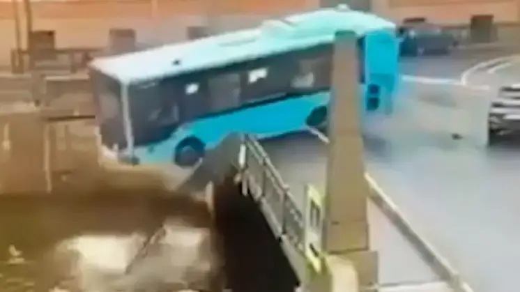 «Ничего не успели сообразить» - единственный выживший пассажир упавшего в Мойку автобуса