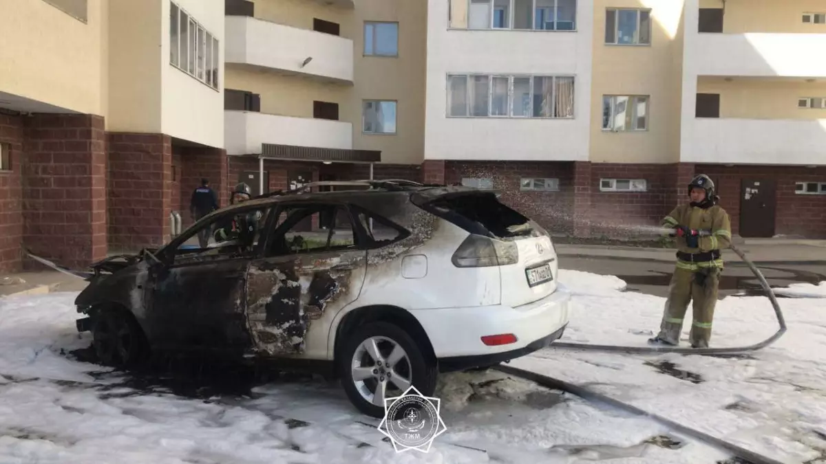 Легковое авто сгорело в Астане, находясь во дворе дома