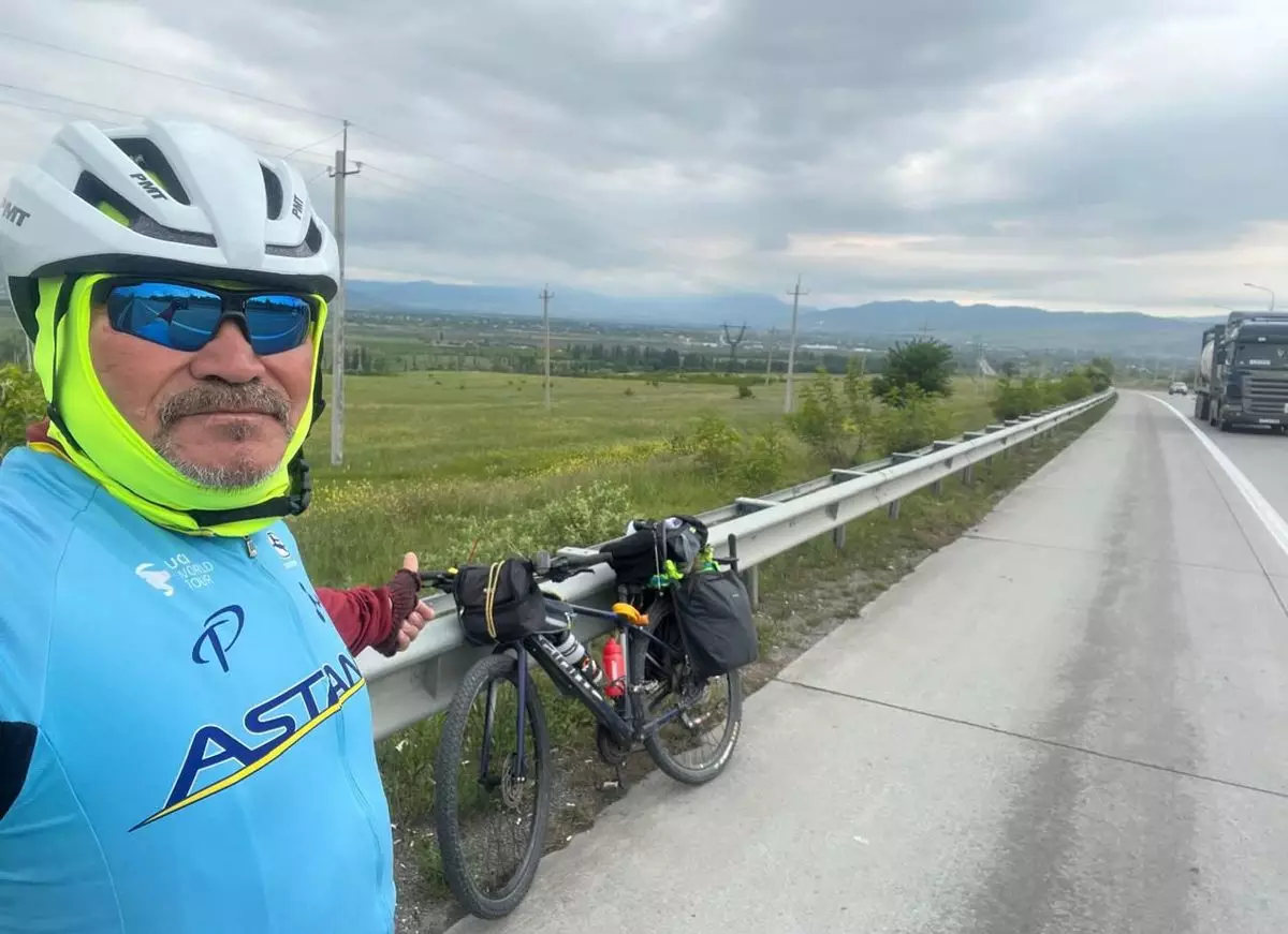 Из Актау в Париж: пенсионер на велосипеде добрался до Грузии