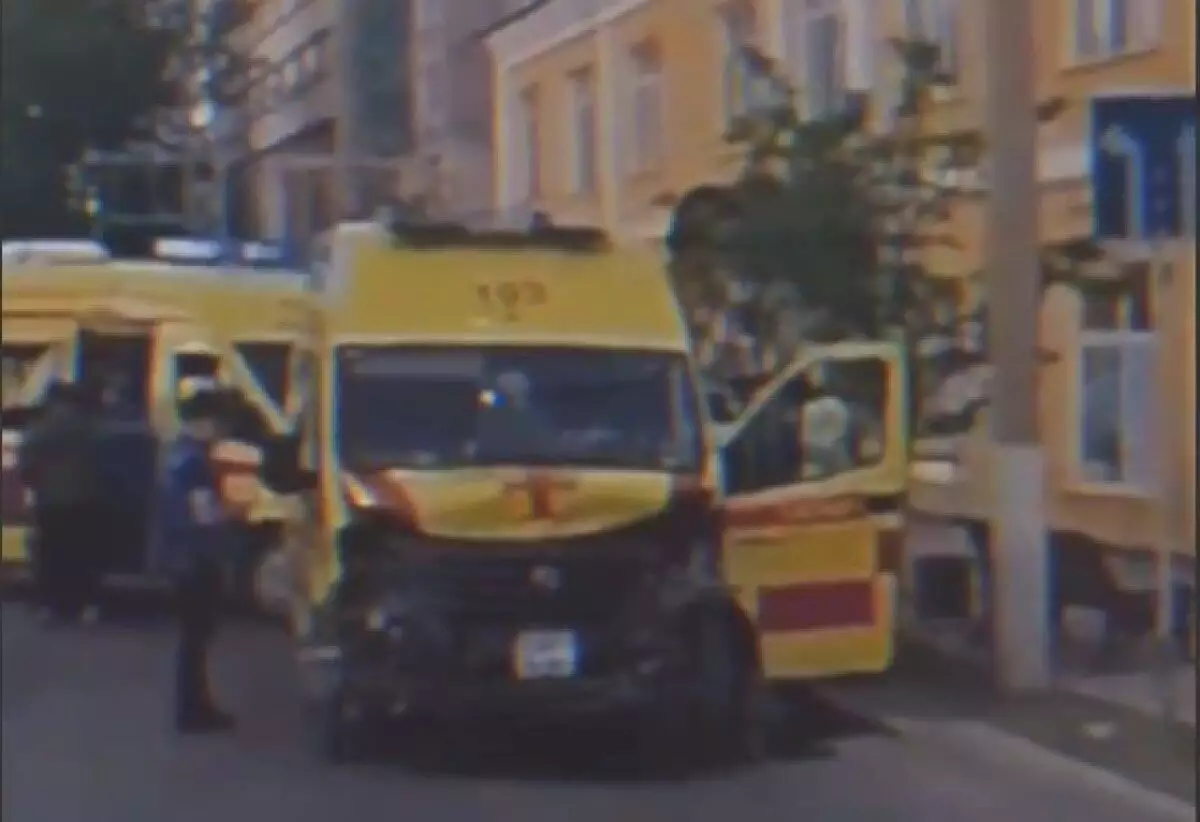 Семь человек в больнице из-за массового ДТП со скорой помощью в Семее (ВИДЕО)