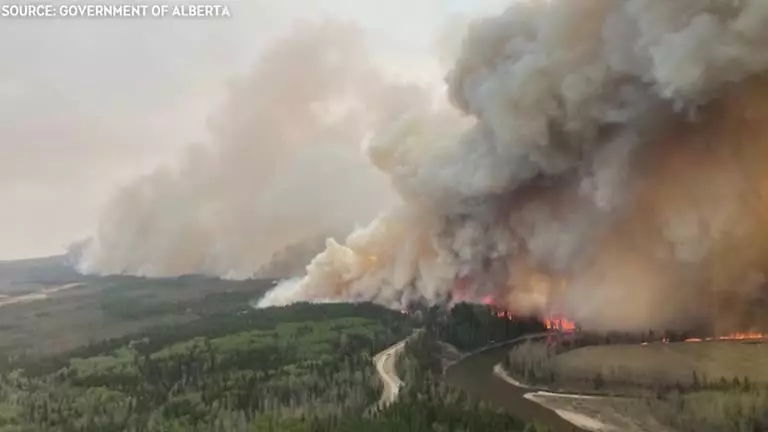 Из-за пожаров эвакуируют целый нефтяной город в Канаде
