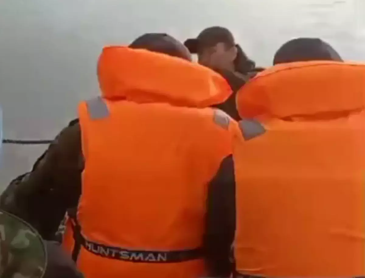 Лодку унесло течением: В ЗКО спасли семь человек