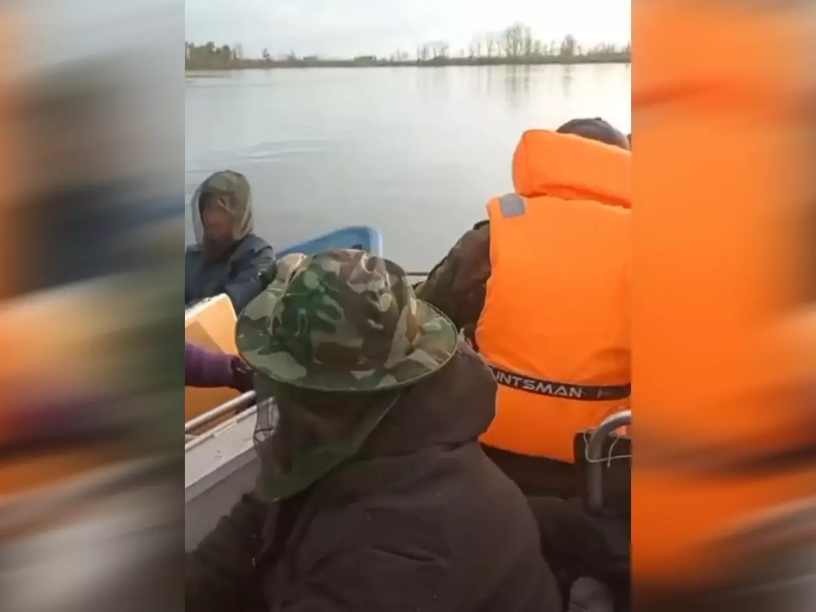 Семь человек застряли посреди реки Жайык в ЗКО